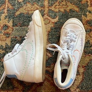 Like New Authentic Women’s Nike Mid 77 Blazers
